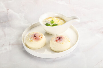 Curd pancakes with sour cream