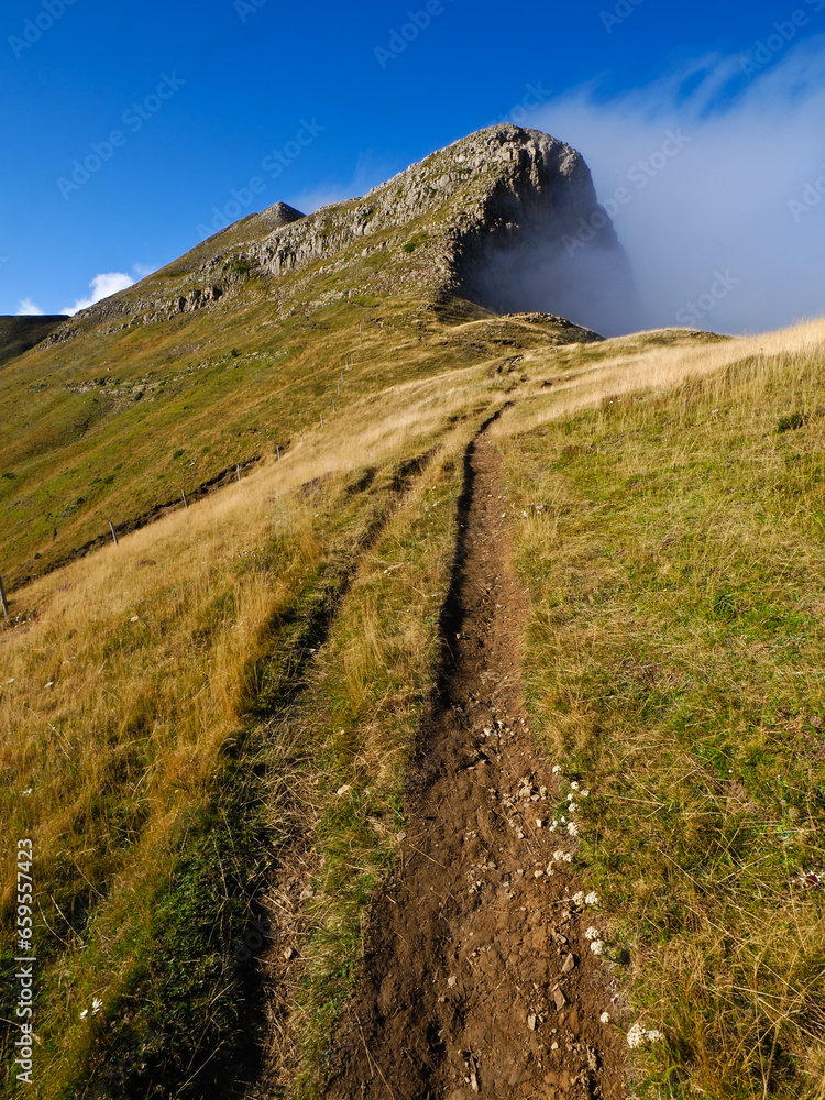 Wall mural monte ori (en el pirineo de navarra). pequeño trekking hasta su cima, a algo más de 2.000 metros de 