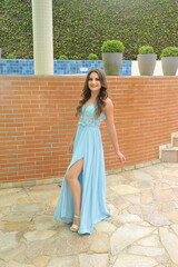beldade jovem mulher com vestido azul claro para bodas de casamento de dia