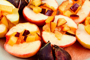Apple and figs baked with honey