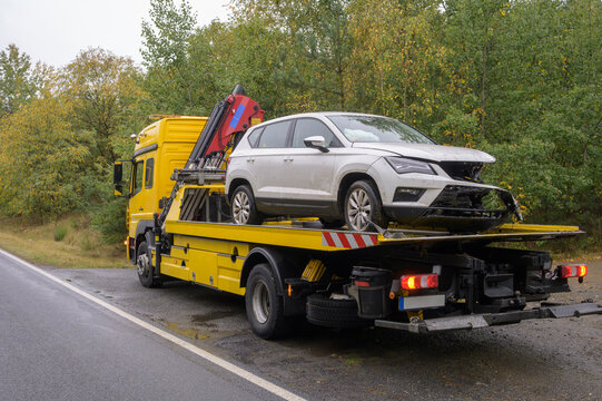 Ein wei&szlig;er SUV auf einem Abschleppfahrzeug