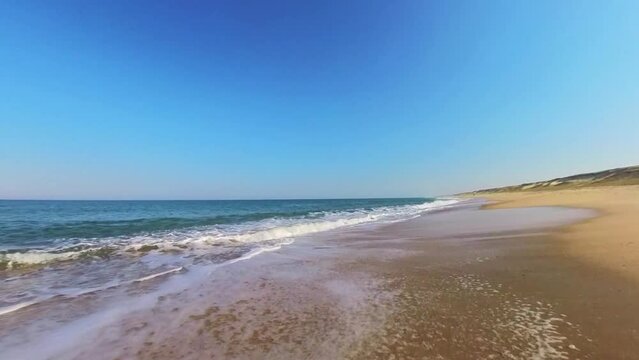 wundersch&ouml;ner einsamer menschenleerer Sandstrand, Horizont, Brandung, Wellen, Strandspaziergang

