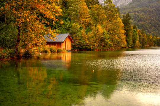 H&uuml;tte am See bei Herbstbeginn