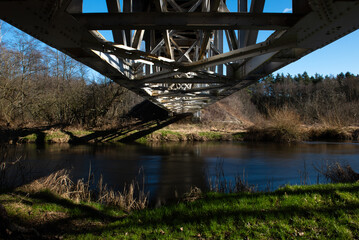 Most kolejowy nad rzeką widziany od dołu
