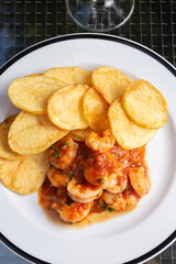 tapeo español con langostinos y chips de papas
