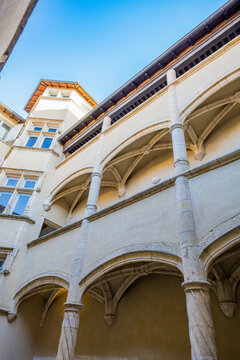 La cour des Fleurons &agrave; Villefranche-sur-Sa&ocirc;ne
