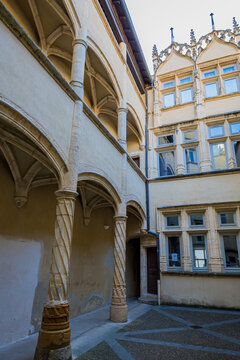 La cour des Fleurons &agrave; Villefranche-sur-Sa&ocirc;ne