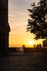 Silhouettes de personnes contemplant le lever de soleil sur les tours du quartier d’affaire de la...