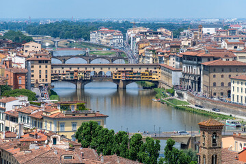 View over length of Arno River in Florence, Italy with a number of bridges crossing the river including Ponte Vecchio, Ponte Santa Trinita, Ponte alle Grazie and Ponte alla Carraia - obrazy, fototapety, plakaty