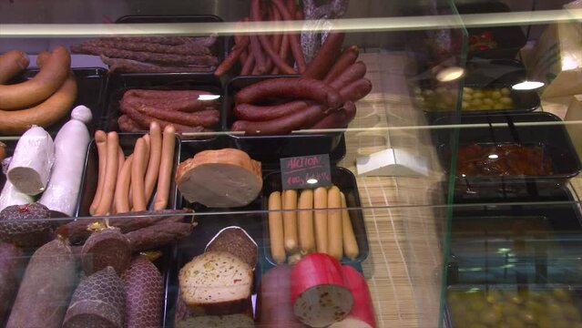 frische Biowursttheke in Supermarkt / Fleisch / Bio Supermarkt / einkaufen
