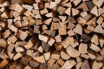 Holzbeige längs geschichtet