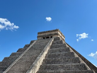 Fototapeta na wymiar The top of the Kukulcan pyramid in Mexico.