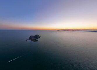 En el horizonte se visualiza majestuosa la Isla Alcatraz en Bahía de Kino, Hermosillo, Sonora.