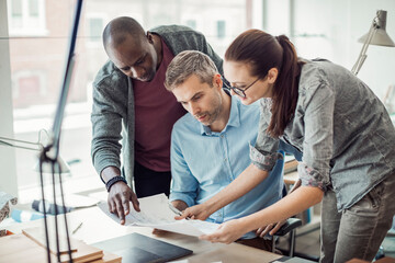 Obraz premium Group of people working together on a project in a startup company office