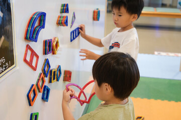 おもちゃで遊ぶ兄弟