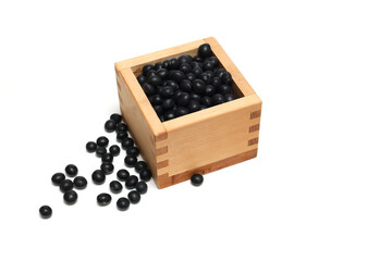 白背景のマスにいれた黒豆
