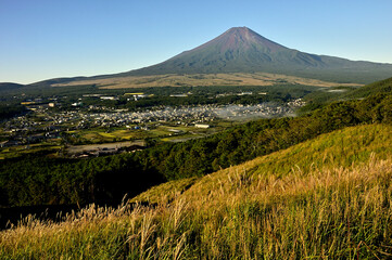 道志山塊の高座山より望む富士山
