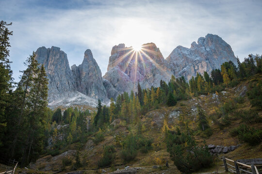 Scenic view of Campiller Turm, Wasserstuhl, Wasserkofel, Furchetta Grande, Odla de Valdusa, La Furchetta mountains (from left to right) against sun in star shape