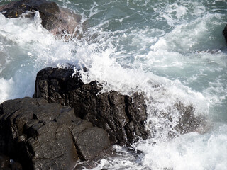 海岸の岩と波飛沫。10月の日本海(若狭湾)の海岸。
