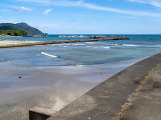関屋川河口と日本海(若狭湾)の風景。福井県大飯郡高浜町。
