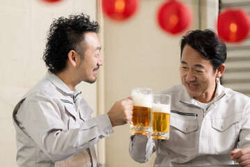 Workers toasting with beer Good job~!