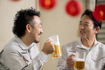 ビールを飲みながら愚痴る作業員　お仕事お疲れ様～！！