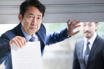 税務調査や逮捕状を持っている刑事のようなガサ入れイメージ　
