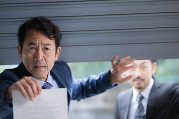 税務調査や逮捕状を持っている刑事のようなガサ入れのイメージ ！