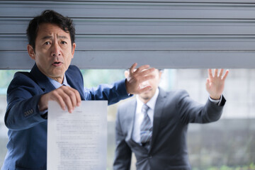 税務調査や逮捕状を持っている刑事のようなイメージ...