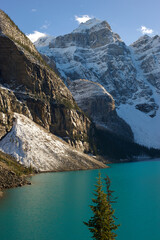 mountain under the sunlight
