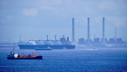 海ほたるから見える東京湾を航行するタンカーと工場地帯
