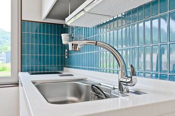 Turquoise tiles are rarely used, but when used well, they have a very refreshing visual effect