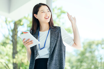 爽やかに手を振る女性　woman waving