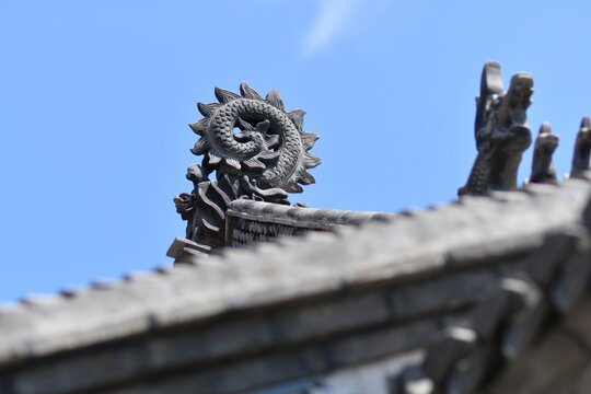 Photo of traditional Chinese style building with decorative carvings on the roof