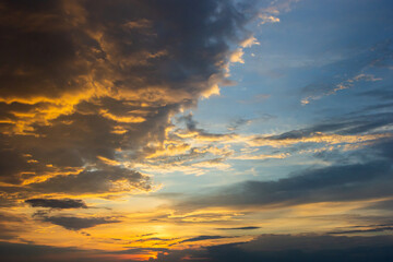 Naklejka premium sunset sky with multicolor clouds. Dramatic twilight sky background