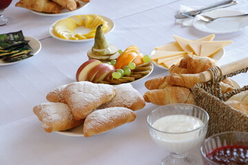 Obraz na płótnie Canvas breakfast with croissants and coffee