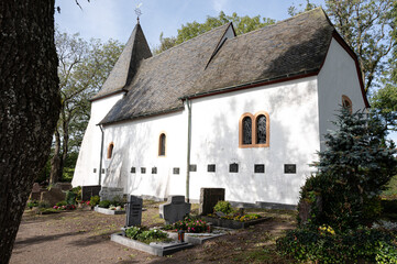 Fototapeta na wymiar Die Weinfelder Kapelle mit dem kleinen Friedhof