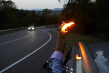 Foto op Plexiglas Baliza V16 luminosa y conectada, colocada en el vehículo durante una avería en carretera © JosMiguel