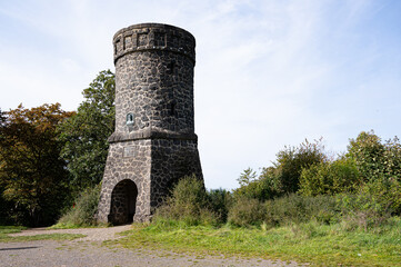 Der Dronke Turm ist hoch &uuml;ber dem Gem&uuml;ndener Maar gelegen und ein Ort der Erinnerung an  Doktor Alfred Dronke, dem Gr&uuml;nder des Eifelvereins