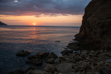 Obraz premium Sunset by the sea. Sunset long exposure. Sunset from the beach. Sea cliffs and sunset. Galippoli, Canakkale, Türkiye.
