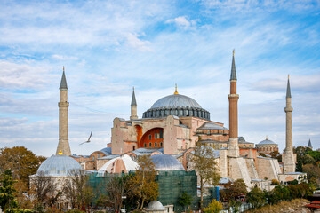 Obraz premium Ayasofya Museum, Hagia Sophia in Sultan Ahmet park in Istanbul, Turkey in a beautiful autumn day. Byzantine architecture, city landmark and architectural world wonder