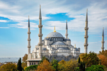 Fototapeta na wymiar The Blue Mosque or Sultan Ahmet Mosque in the bosphorus, Istanbul by beautiful autumn day.