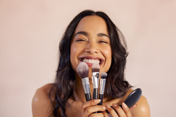 Excited beauty woman holding make up brushes and compact foundation - obrazy, fototapety, plakaty