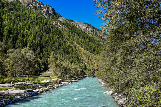 L&auml;ngenfeld, &Ouml;tztaler Ache, Fluss, Uferweg, &Ouml;tztal, Wanderweg, Tal, Tirol, Berge, Wald, Landwirtschaft, S&ouml;lden, Herbst, Sp&auml;tsommer, &Ouml;sterreich
