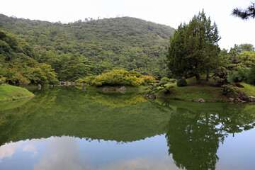 晩夏の栗林公園の庭