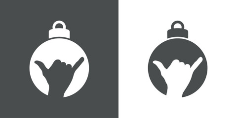 Navidad en Hawái. Logo con silueta de bola de navidad con mano con símbolo hang loose. Silueta de mano con señal shaka en esfera navideña - obrazy, fototapety, plakaty