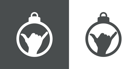 Navidad en Hawái. Logo con silueta de bola de navidad con mano con símbolo hang loose. Silueta de mano con señal shaka en esfera navideña - obrazy, fototapety, plakaty