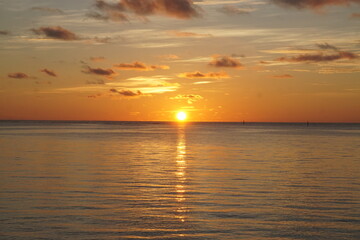 Fototapeta premium 水平線から上がる太陽