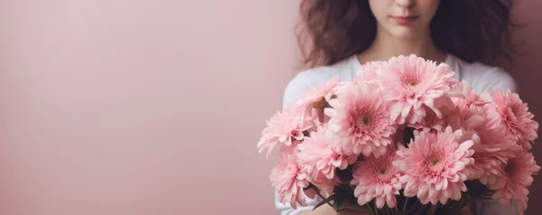Foto auf Glas woman hold beautiful pink bouquet of flowers © krissikunterbunt