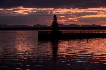 Fototapeta premium Sunrise in Yellowstone lake in September 